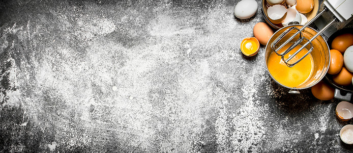 新鲜鸡蛋和搅拌完成的蛋液图片