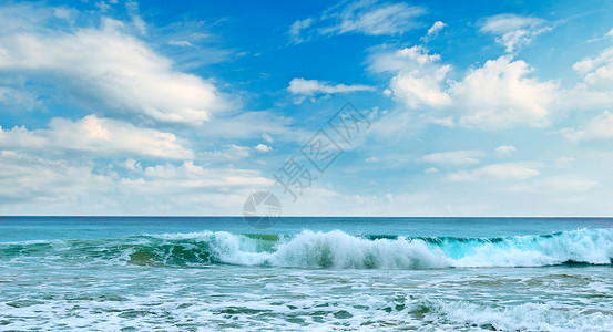 大海和蓝天空背景概念是旅行宽幅照片图片