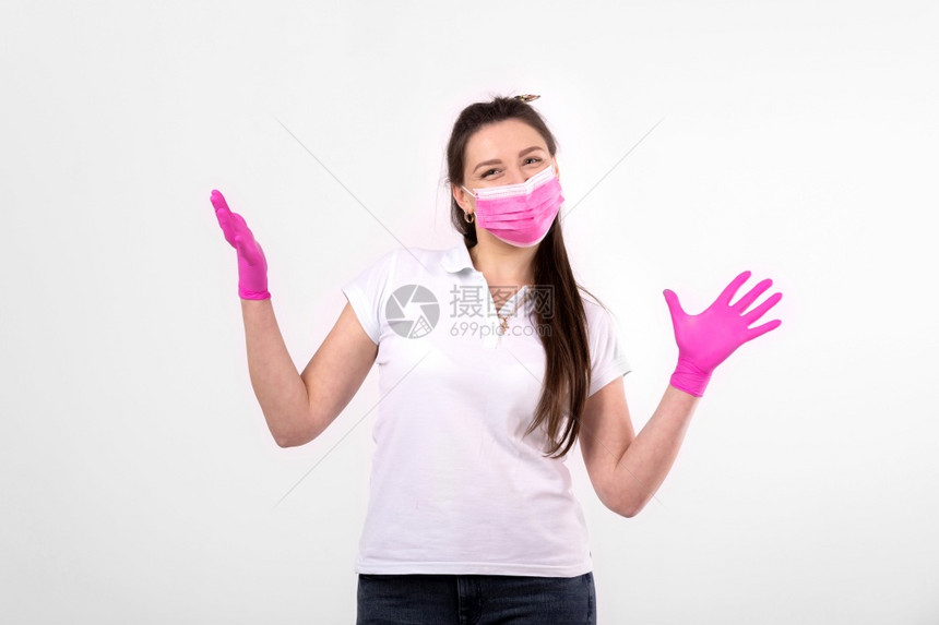 白底带粉红色医疗面具的美女身戴医疗面具的妇女防流感的护措施家中戴保护面罩的耳朵停止冠状白底带粉色医疗面具的美女戴医疗面具的女子防图片