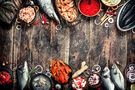 不同的海产食品有虾和红鱼子酱有木制背景不同的海产食品有虾和红鱼子酱图片