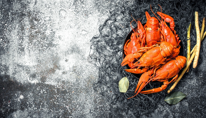 新鲜煮熟的龙虾生锈背景图片