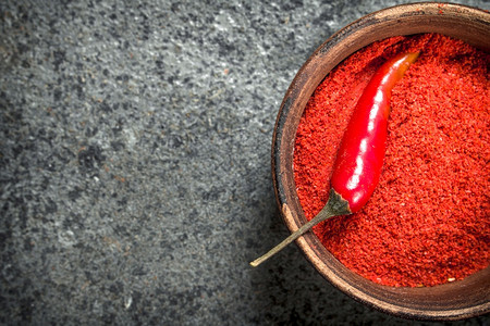 土生长的红辣椒在碗里生锈的背景土红辣椒在碗里图片