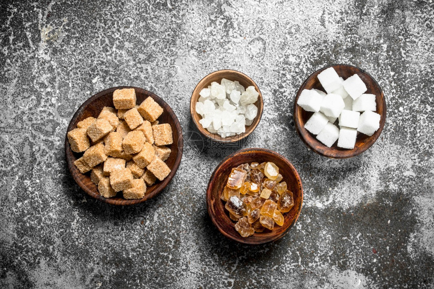 不同种类的糖在碗里不同种类的糖图片