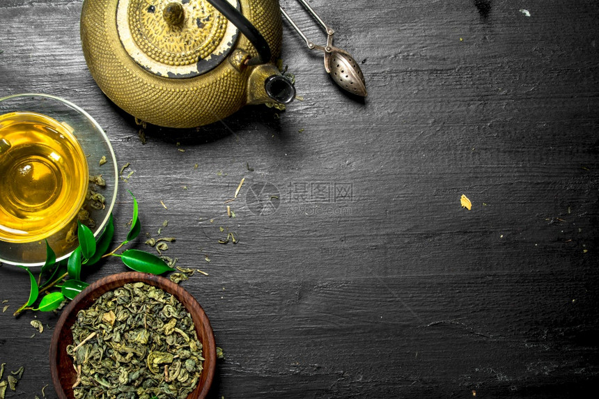 香的绿茶有叶子在黑板上香的绿茶有叶子图片