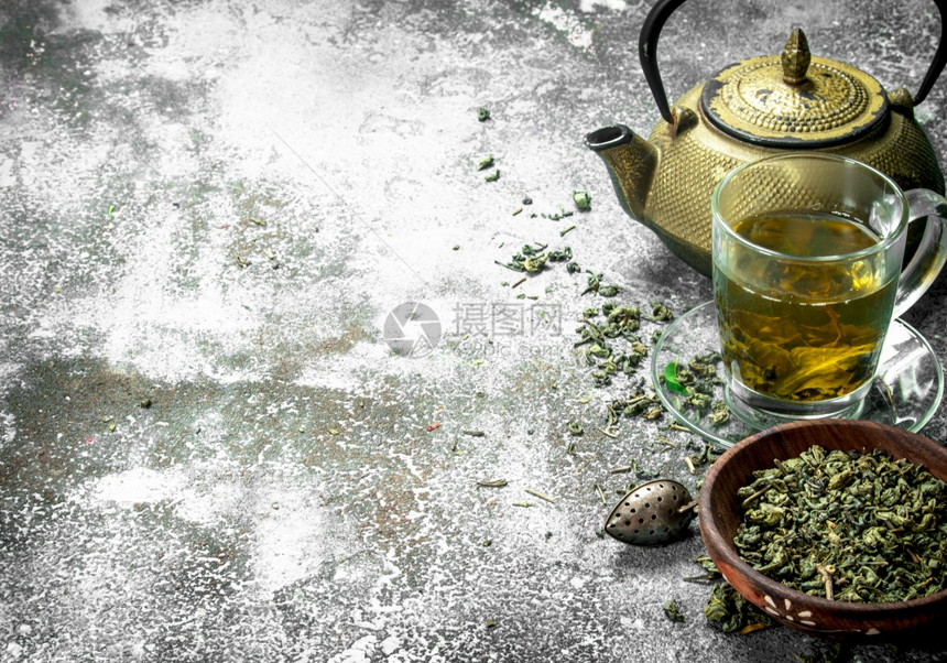 绿茶和壶生锈背景图片
