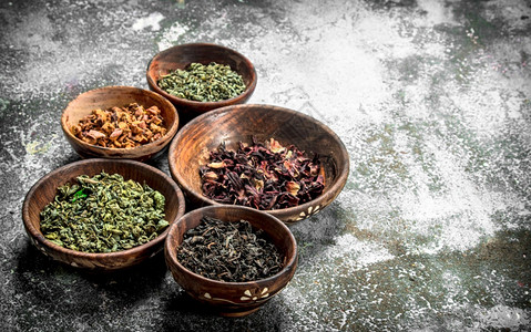 锡兰茶碗里有不同种类的香茶在古老背景之下背景