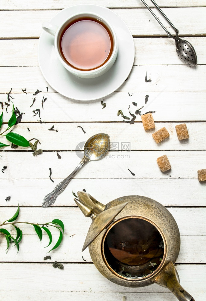 香味印度茶白木桌图片