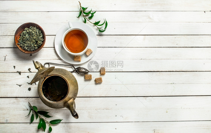 香味印度茶白木桌图片