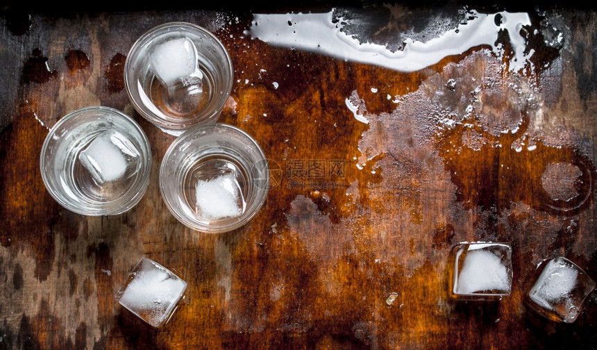 伏特加冰在木制桌上伏特加冰图片