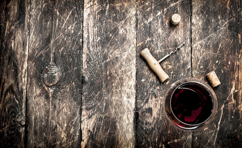 一杯红酒木制背景一杯红酒图片