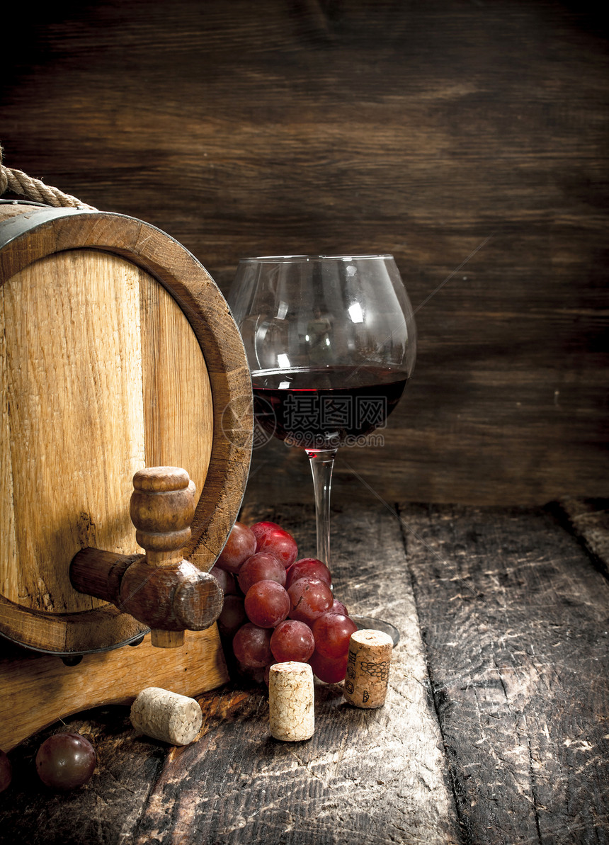 一桶红酒和新鲜葡萄木制红酒背景和新鲜葡萄一桶红酒和新鲜葡萄图片