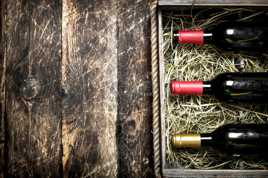 盒子里的葡萄酒木制背景图片
