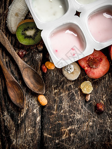 木制背景的水果酸奶俯视图图片
