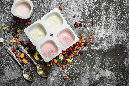 新鲜的水果酸奶图片