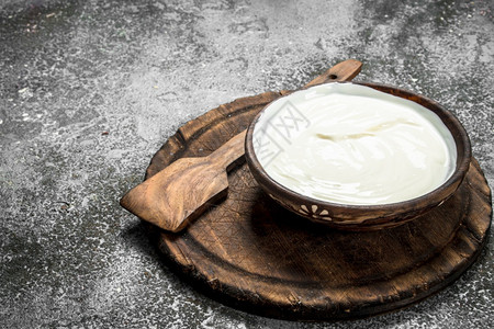 天然酸奶在木碗里图片