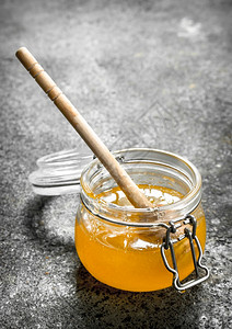 一罐新鲜蜂蜜生锈背景图片