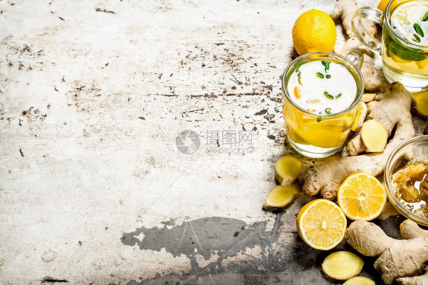 姜茶加蜂蜜和柠檬生锈背景图片