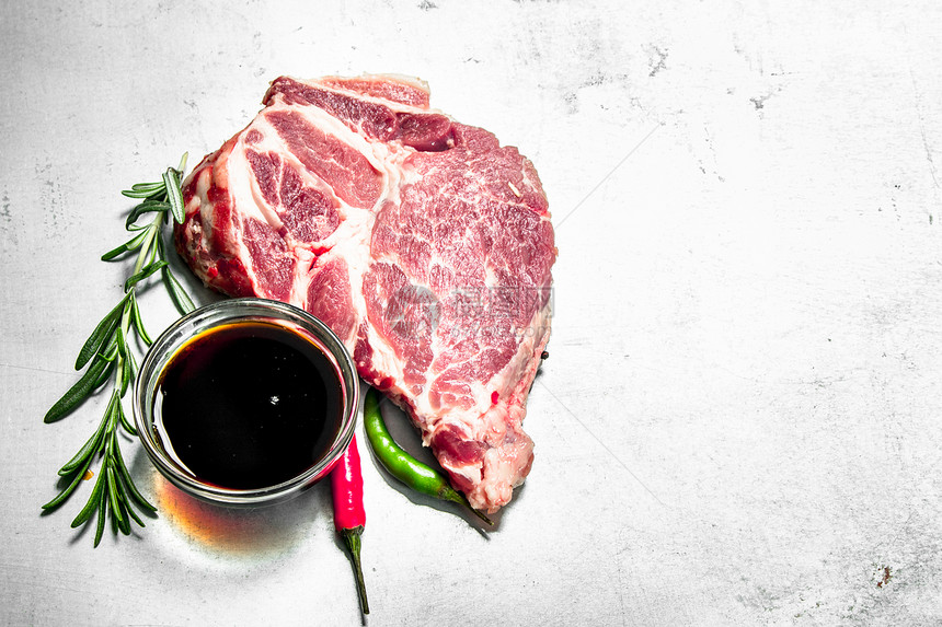猪肉牛排和香料生菜背景图片