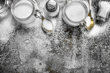 盐罐和勺子中的生锈背景背景图片