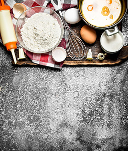 桌布上的面粉和鸡蛋图片