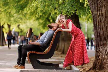 快乐的情侣在公园约会图片