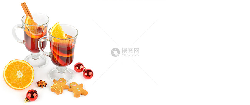 白背景的红酒橙子香料和姜饼干图片