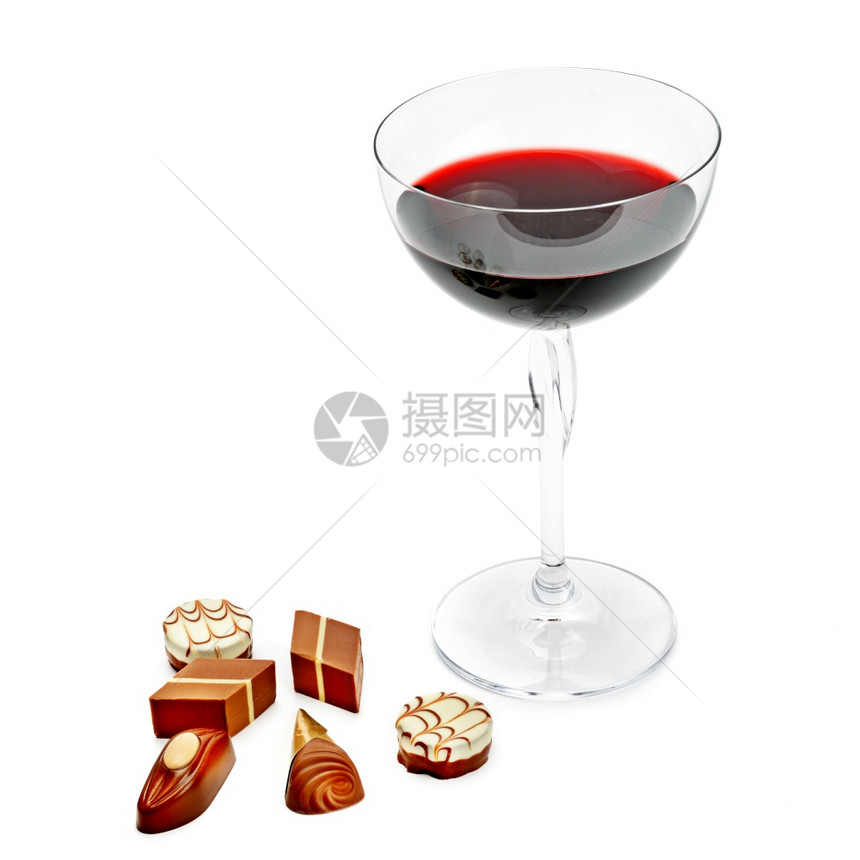 有玻璃葡萄酒和一组巧克力孤立在白色背景上图片