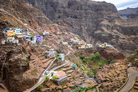 枫丹海斯Fontaihs村和非洲Snto岛CpevrdCafic的Tntoverd的Tontaihs村和Teracs田背景