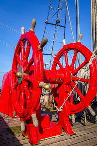 古董船上的红色木轮舵古船红轮舵图片