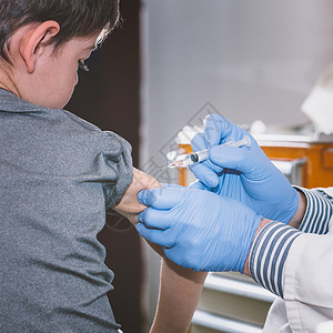 小儿麻痹症小男孩在医生办公室接种疫苗背景