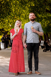快乐的情侣在公园吃冰淇淋图片