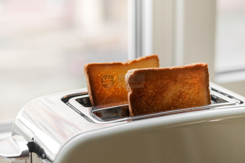 新鲜烤面包机里有几块结壳面包特制的美味早餐选择焦点新鲜烤面包烤特制的烤面包烤特制的美味早餐图片