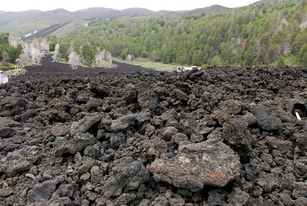 古老的熔岩流在火山原的斜坡上在西里一条摧毁自然的岩石河图片