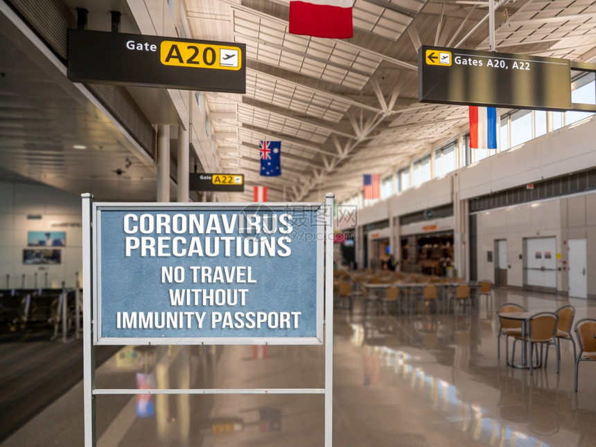 使用豁免证书或护照在机场旅行的通知牌概念因为有冠状图片