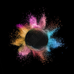 黑色背景的彩虹粉末在黑色背景的框中喷发图片