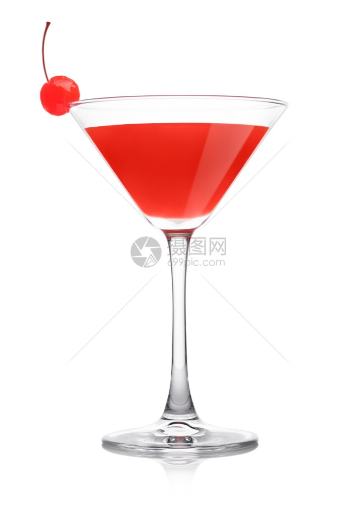 古典晶杯中的国际鸡尾酒白底的粉红樱桃图片