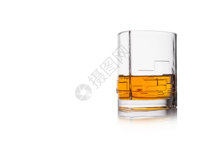 水晶现代玻璃杯中的威士忌白色背景有反射文本空间图片