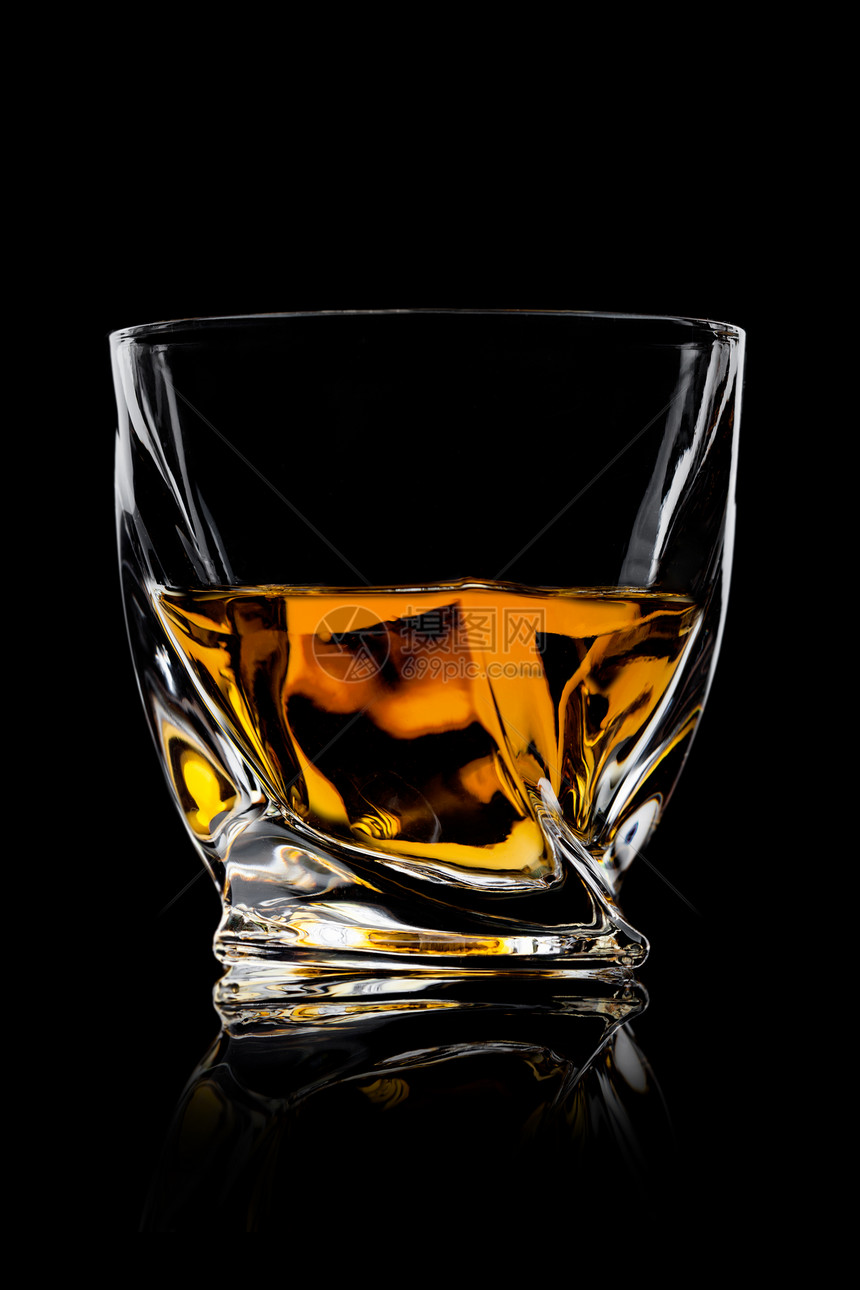 威士忌在水晶现代豪华玻璃杯里黑底有反光图片