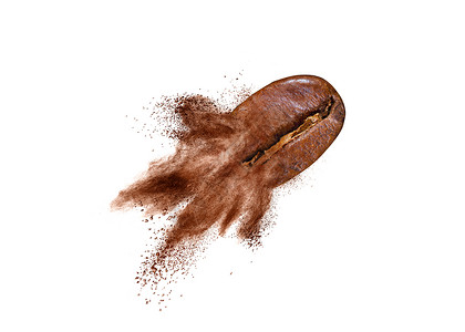 在白色背景上喷发粉末爆炸的咖啡豆复制空间在白色背景上喷洒粉末的咖啡豆图片