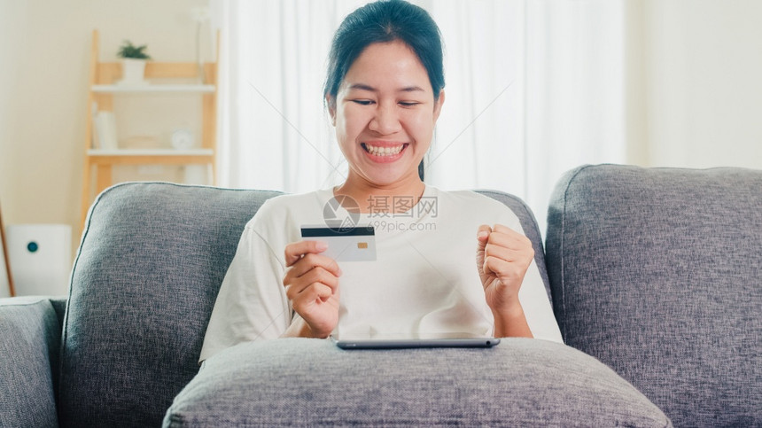使用平板电脑信卡购买和在客厅从家中购买电子商务互联网图片