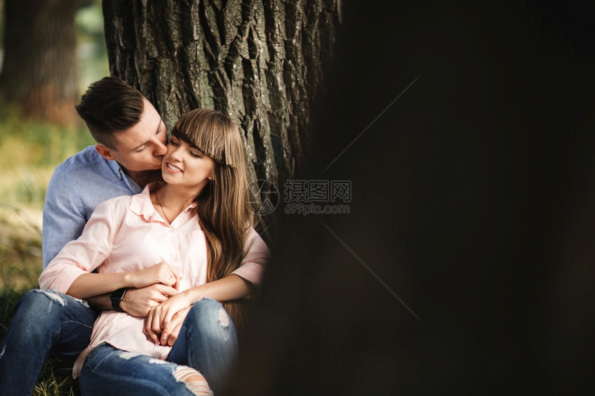情侣在树林中接吻图片