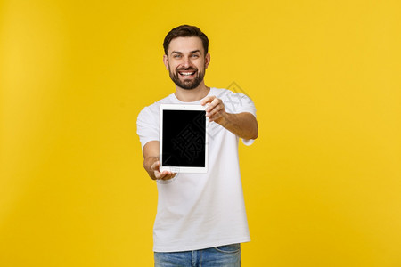 创意青年程序员在脸上微笑展示平板电脑图片