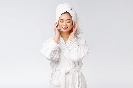 穿着浴袍的年轻快乐亚洲淑女肖像高清图片