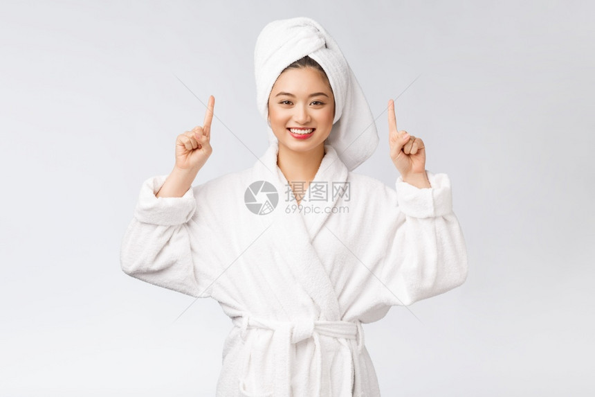 年轻女子穿着浴袍和浴帽图片