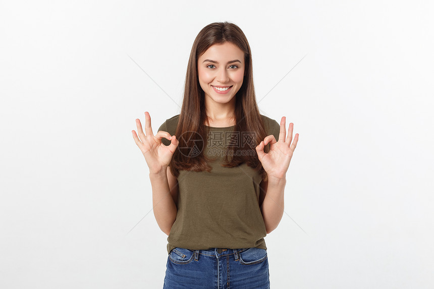 快乐的年轻女用手指显示好牌子在灰色背景上被孤立的眨眼快乐年轻女用手指显示好牌子在灰色背景上被孤立的眨眼子图片