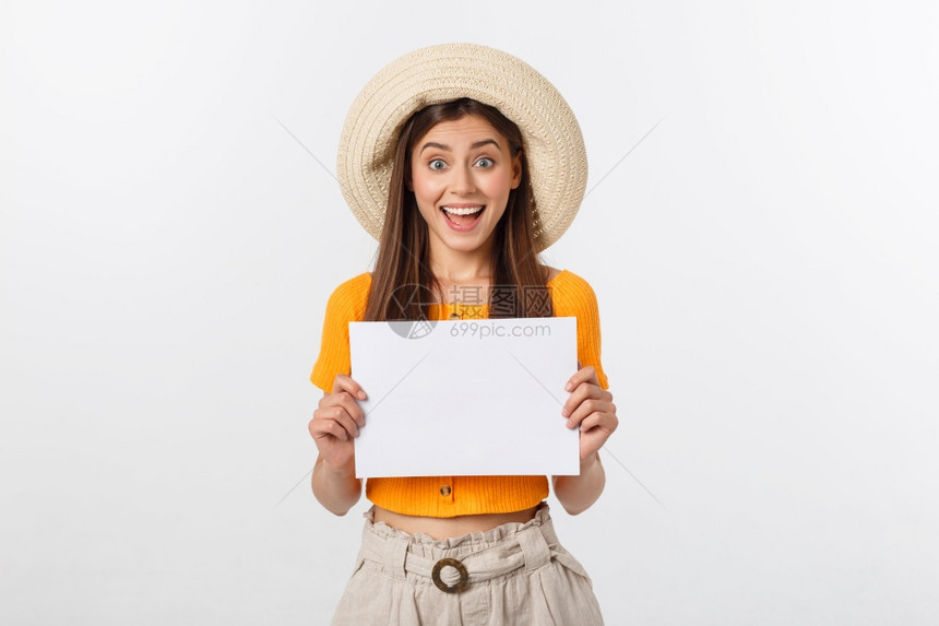 持有空白卡的妇女在色背景上与妇女隔离微笑着肖像持有空白卡的妇女微笑着肖像图片