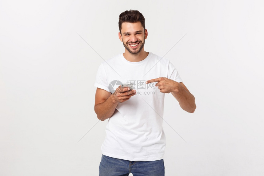 照片来自一位有吸引力的商人双手交叉并微笑在白色背景上图片