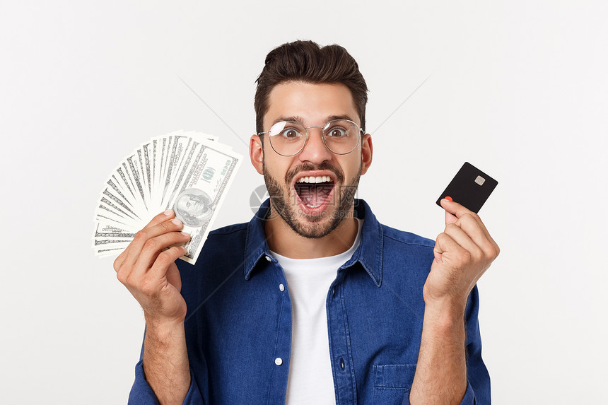 一张持有信用卡并显示现金与白背景隔绝的黑胡子男持有信用卡并显示白背景与隔绝的现金画像图片