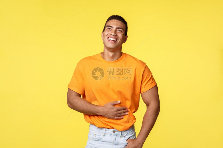 黄色衣服男子图片