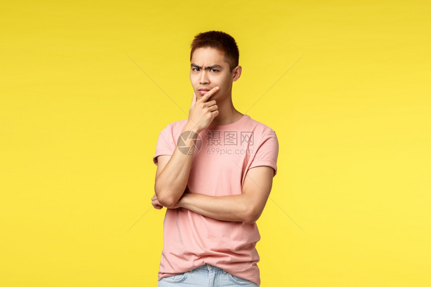 黄色背景下穿着粉色上衣的男生摆着不同姿势图片